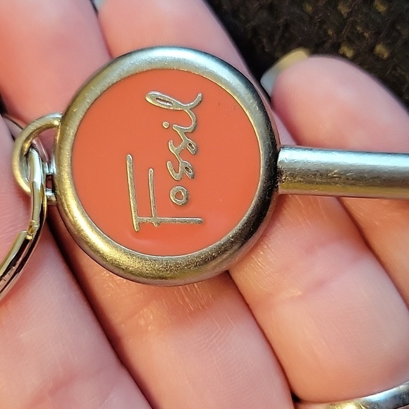 Fossil vintage key ring with metal key and orange enamel w/Fossil written on it - Picture 3 of 3